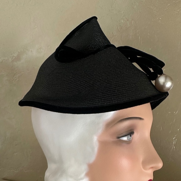 UNIQUE 1930s\' BLACK STRAW HAT WITH PEARLS AND VELOUR EDGING main image 9